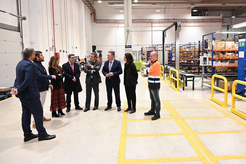 Imagen de La alcaldesa realiza una visita a las instalaciones de la cooperativa de distribución farmacéutica Cofares en Linares.