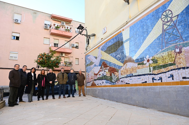 Imagen de El Ayuntamiento remodela el mosaico cerámico de la Plaza Maestro D. Juan Acosta