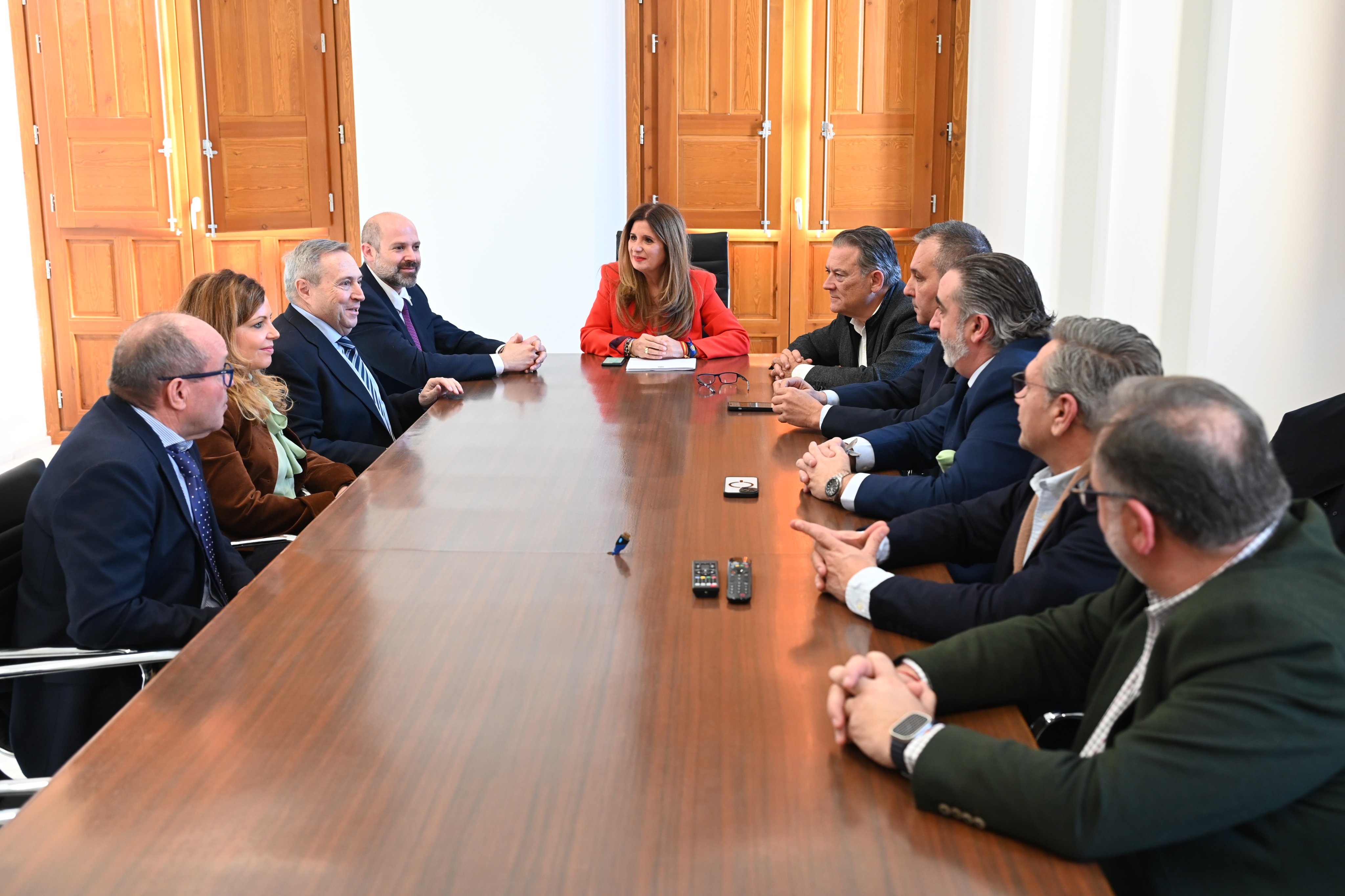 Imagen de El Ayuntamiento se reúne con la multinacional FMG en torno a su implantación en el antiguo polvorín de Vadollano