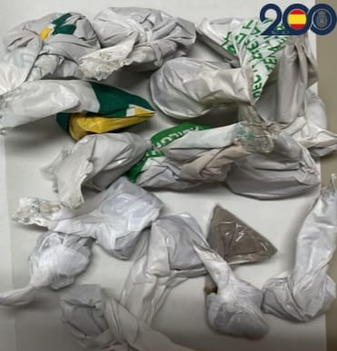 Imagen de Detenidas dos personas por tráfico de drogas, en posesión de 21grs. De COCAÍNA y 138grs. De HEROÍNA.