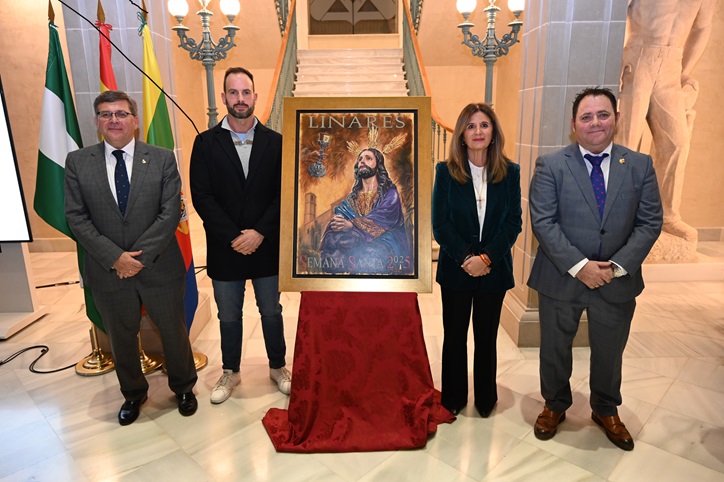 Imagen de La alcaldesa reitera el apoyo del Ayuntamiento al colectivo cofrade en la presentación del cartel de la Semana Santa de Linares 2025