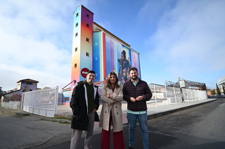 Imagen de La alcaldesa y el concejal de Juventud visitan el Silo del Cereal