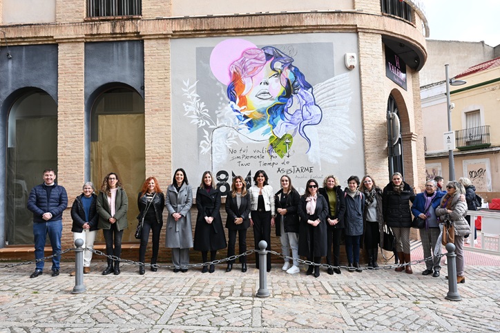 Imagen de La artista Cati López reproduce en un mural junto al Ayuntamiento la imagen de campaña del 8 de Marzo, Día Internacional de las Mujeres