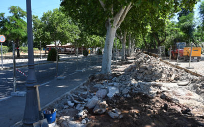 Imagen de La obra de renovación del pavimento en el Paseo de la Ermita limita temporalmente el acceso a una de sus aceras