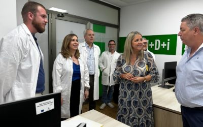 Imagen de Elena González reconoce el compromiso del Hospital de Linares con la innovación y la investigación.