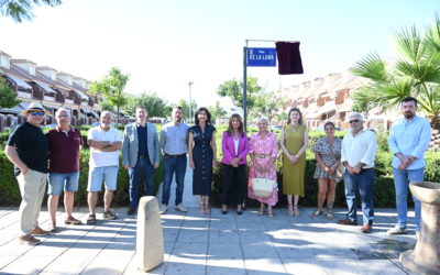 Imagen de La nueva placa con el nombre de la Plaza de la Luna en el área verde entre las calles Hungría, Úbeda, Irlanda y Joaquín Sabina fue inaugurada.