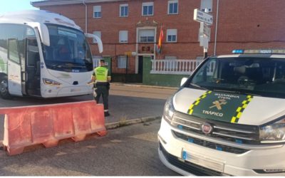 Imagen de Un guardia civil fuera de servicio evita un accidente de autobús en la A-4, en Santa Elena, tras desmayarse el conductor