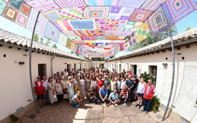 El toldo de croché pintado en el patio de las antiguas casillas de Renfe fue inaugurado, con un colorido toldo de croché pintado en el patio de las antiguas casillas de Renfe.