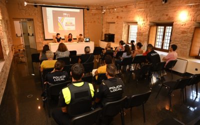 El equipo de voluntariado perteneciente a los puntos Violeta y Diversidad de la Feria 2024 participa en una jornada de formación previa.