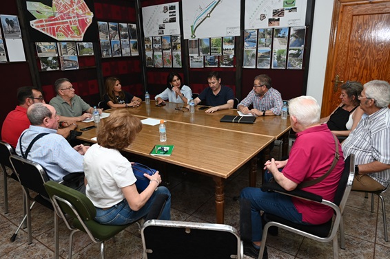 La alcaldesa informa a los vecinos de San José sobre la situación de las obras del corredor del Arroyo Periquito Melchor