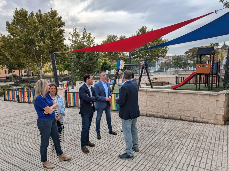 El Psoe de Linares reclama a la Junta de Gobierno Local  que cuide los parques infantiles que están abandonados