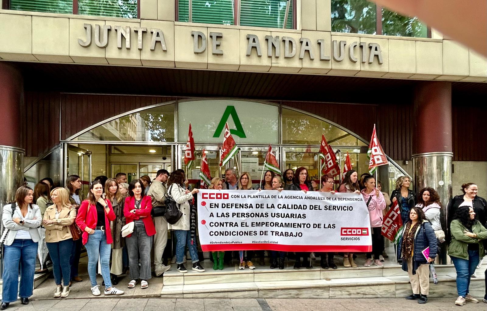 CCOO ha pedido hoy, frente a las puertas de los Servicios de Valoración de la Dependencia de Jaén, un servicio de calidad y con empleo digno