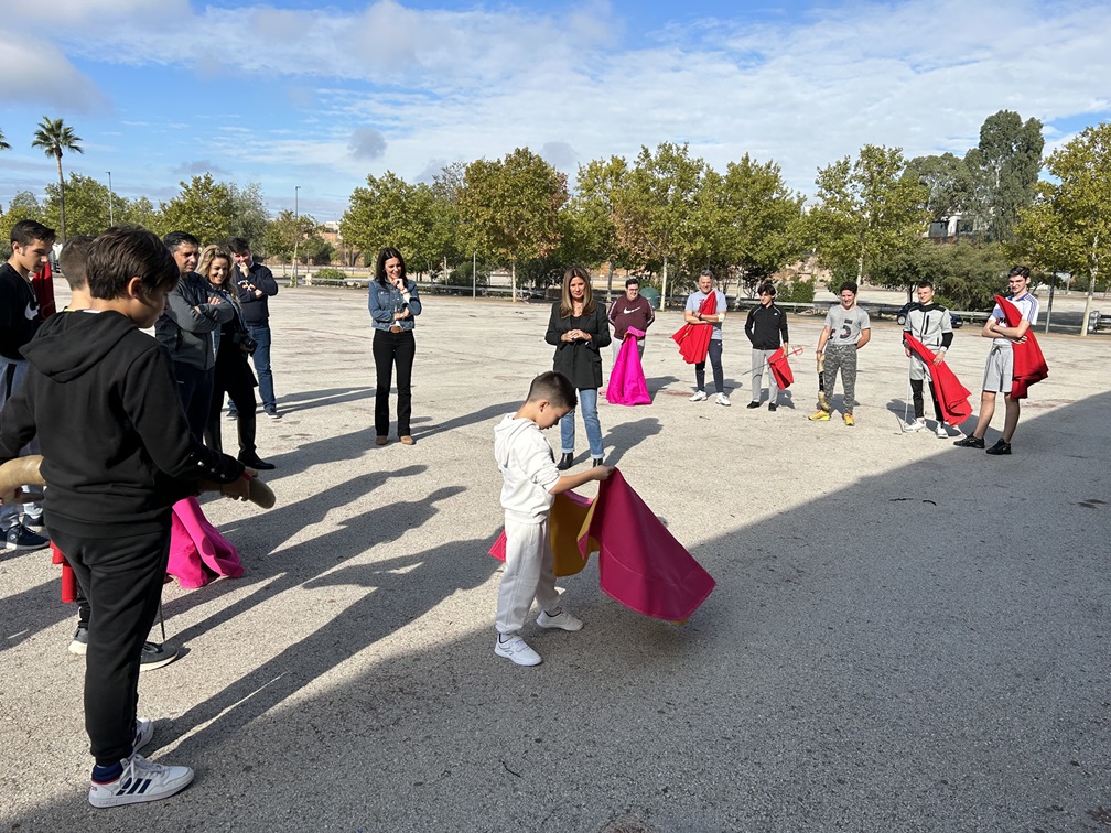 La alcaldesa pone en valor la labor de formación y promoción del toreo de la Escuela Cultural de Tauromaquia de Linares