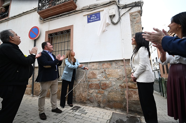 Imagen de El Ayuntamiento y la Hermandad de la Oración en el Huerto inauguran la placa con la denominación de Calle Ayala ‘Virgen de Gracia’