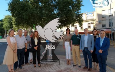 Imagen de La alcaldesa inaugura el monumento de la paloma renovado que representa el vecindario de La Paz.