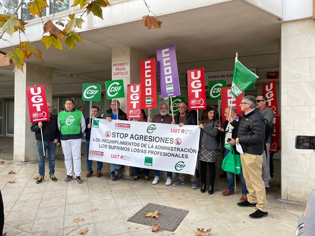 Imagen de Cientos de trabajadores del SAS se manifiestan contra las agresiones y responsabilizan a la Consejería de Salud de su aumento