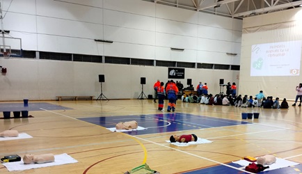 Imagen de Profesionales de los centros de salud de Linares enseñan RCP a escolares del municipio