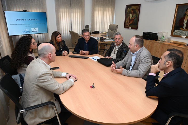 Imagen de Linares Turbine expone a la alcaldesa su proyecto empresarial vinculado al sector aeronáutico
