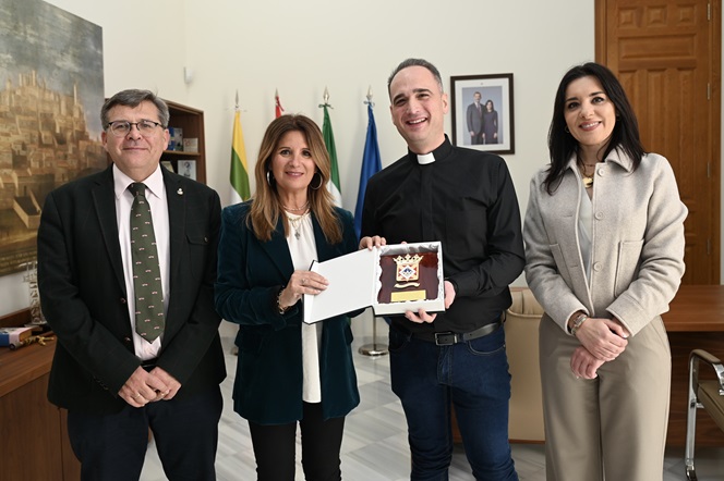 Imagen de La alcaldesa recibe en el Palacio Municipal al pregonero de la Semana Santa de Linares 2025, Manuel Ceacero Sierra