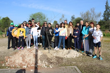 Imagen de El Ayuntamiento promueve una plantación de árboles en el Parque de Cantarranas con la campaña ‘Cuídame y crecemos juntos’