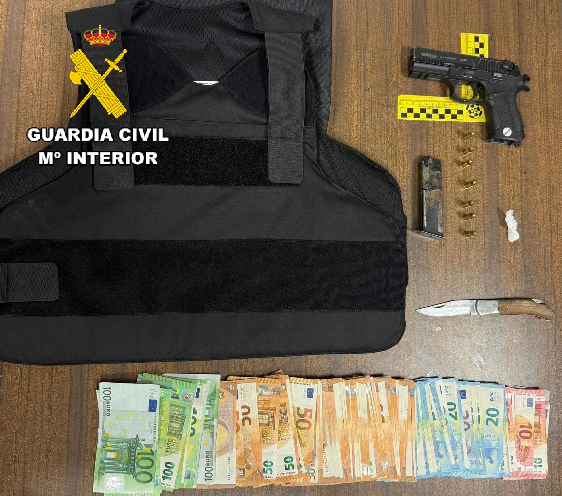 La Guardia Civil detiene a un hombre que portaba oculta en su vehículo una pistola municionada