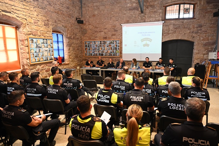 Imagen de La Escuela de Seguridad Pública de Linares celebra una jornada formativa sobre unidades caninas en la Policía Local