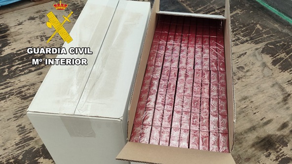 Imagen de La Guardia Civil detiene al conductor de un camión que transportaba 96.000 cajetillas de tabaco de contrabando