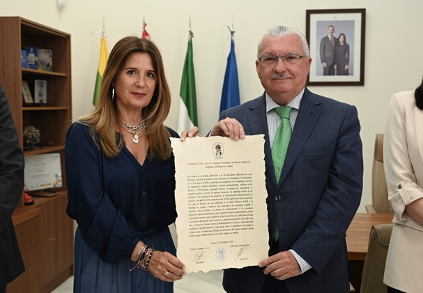 Imagen de La Cofradía de la Virgen de Linarejos concede al Ayuntamiento su máxima distinción honorífica en el 150º aniversario del título de ciudad