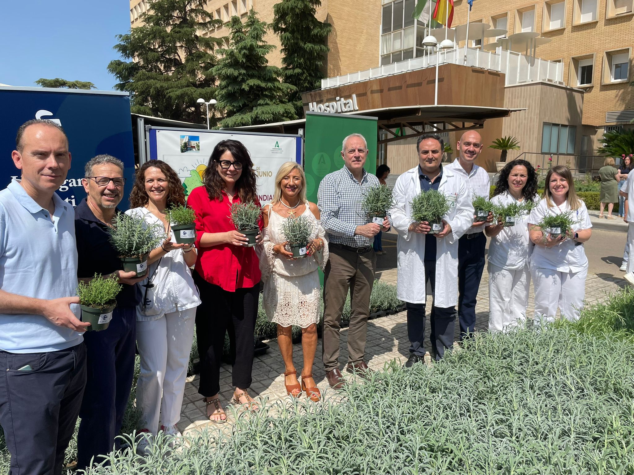 Imagen de El Hospital Universitario San Agustín celebra el Día del Medio Ambiente con el reparto de plantones