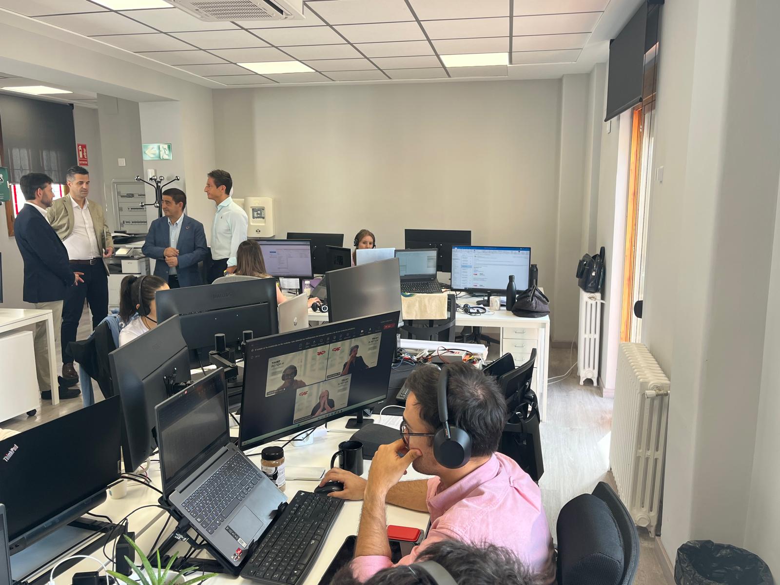 Imagen de Diputación entrega cerca de un millón de euros a la empresa linarense CAF DDS para crear 58 puestos de trabajo