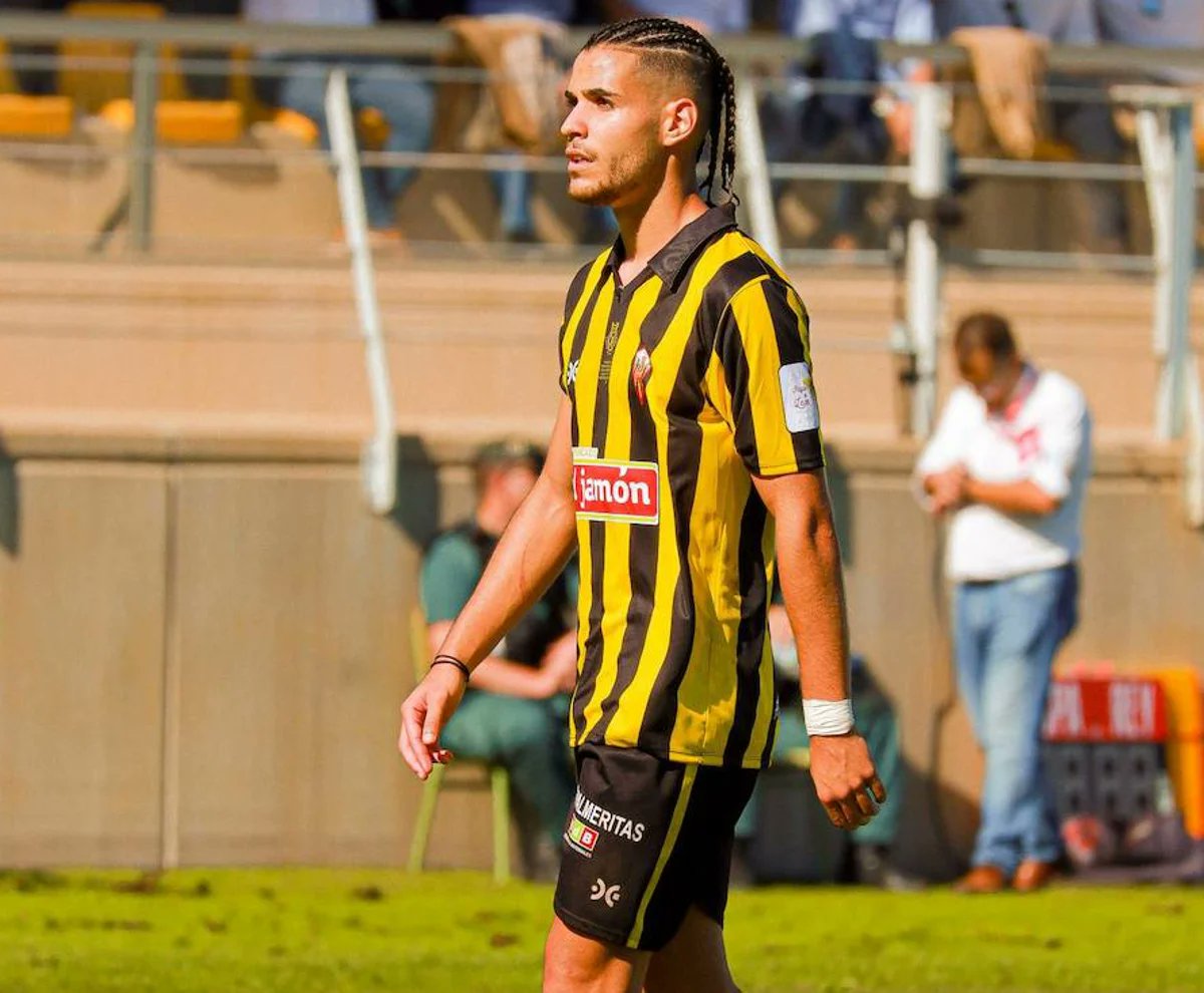 Imagen de Nuevo Refuerzo Azulillo Carlos Beckem Llega al Linares Deportivo para Fortalecer la Defensa