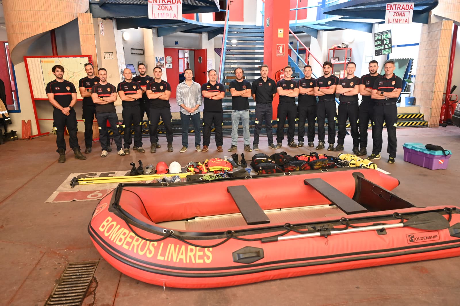 Imagen de Bomberos de Linares se forman en rescate acuático para reforzar la seguridad ciudadana