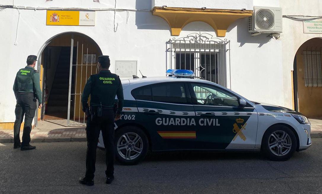 Imagen de La Guardia Civil esclarece 13 delitos de daños y robos en interior de vehículos en Villanueva de la Reina