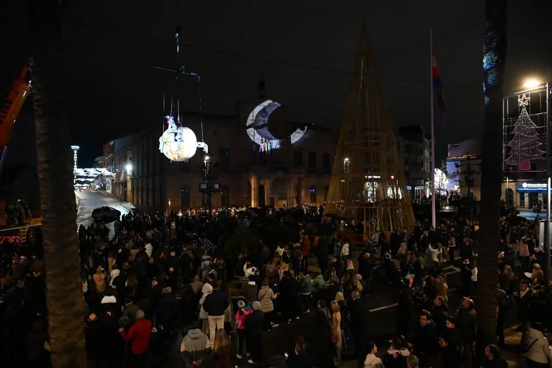 Imagen de Éxito rotundo del teatro aéreo “Asteroide B-612. El Principito” en la Plaza del Ayuntamiento