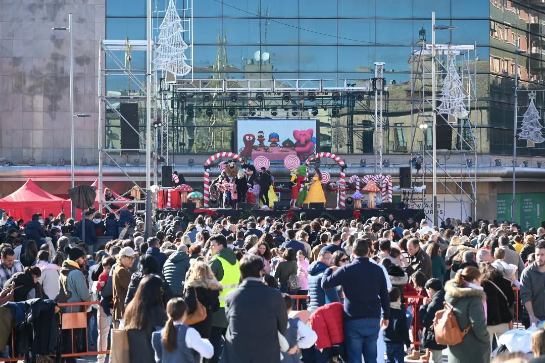 Imagen de Las Mini Campanadas llenan de alegría infantil la despedida anticipada de 2025 en Linares