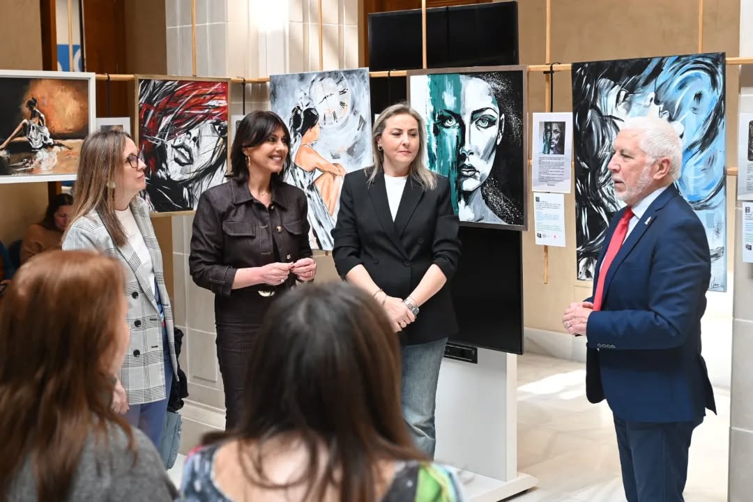 Imagen de Clausurada la exposición ‘Ser Mujer’ tras varias semanas en el Palacio Municipal