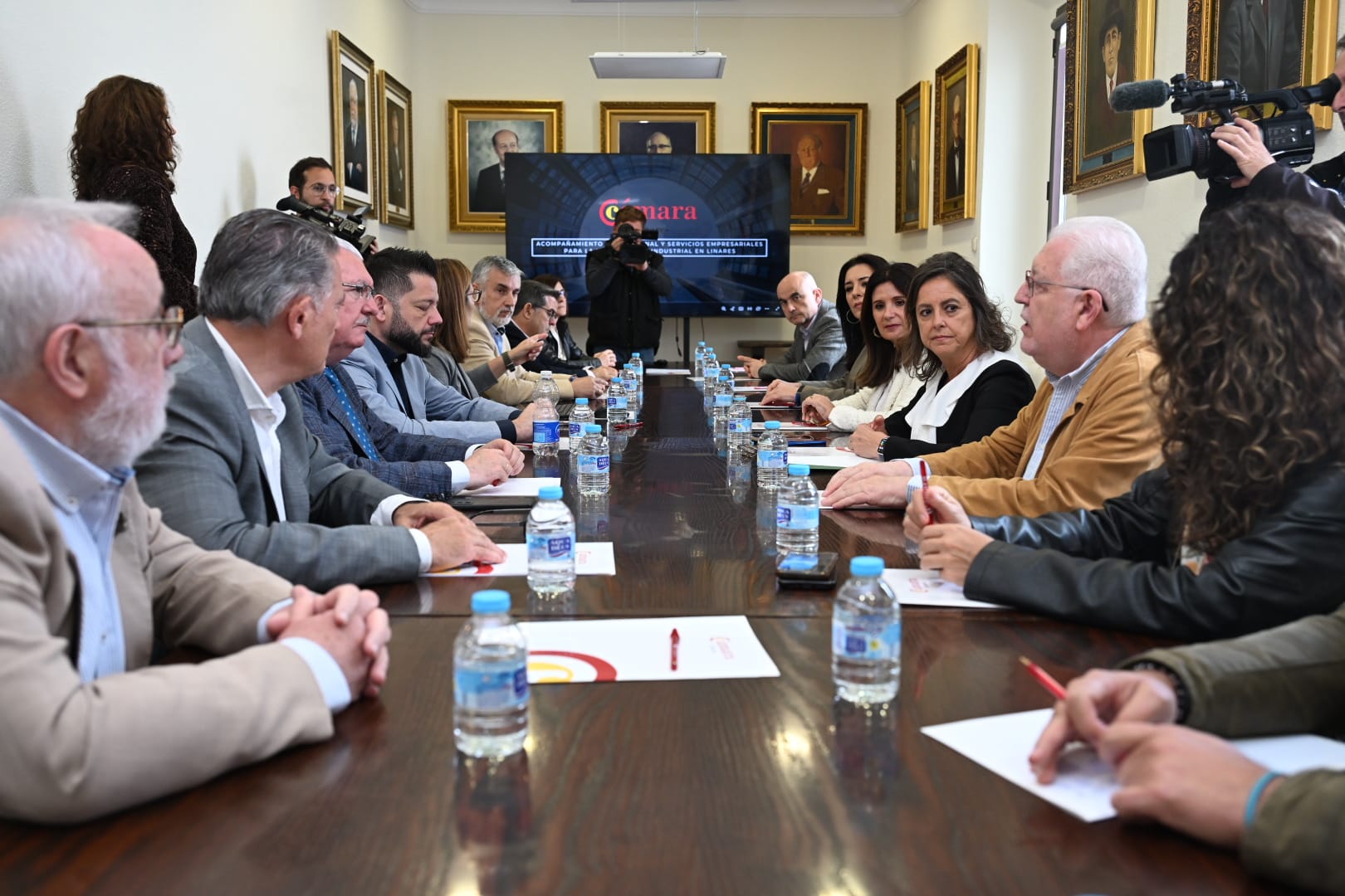 La Junta y el Ayuntamiento refuerzan la colaboración con el tejido empresarial de Linares