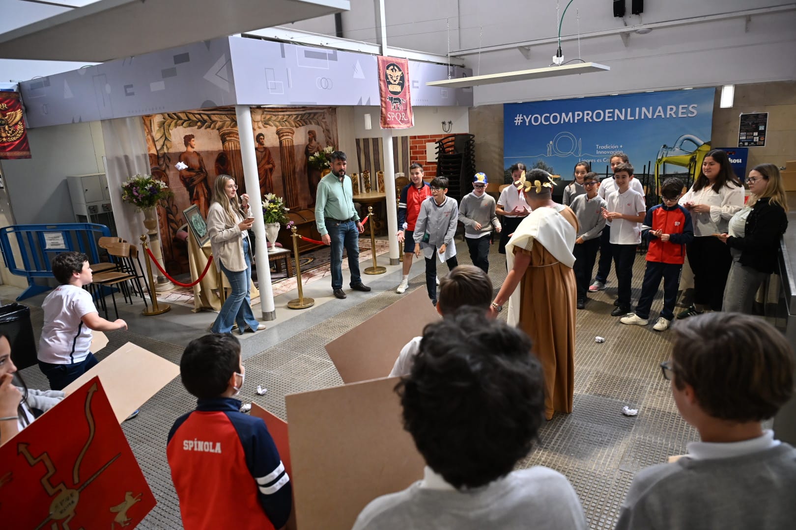 Imagen de El Mercado de Abastos se llena de historia con las actividades escolares de las XIII Fiestas Ibero Romanas de Cástulo