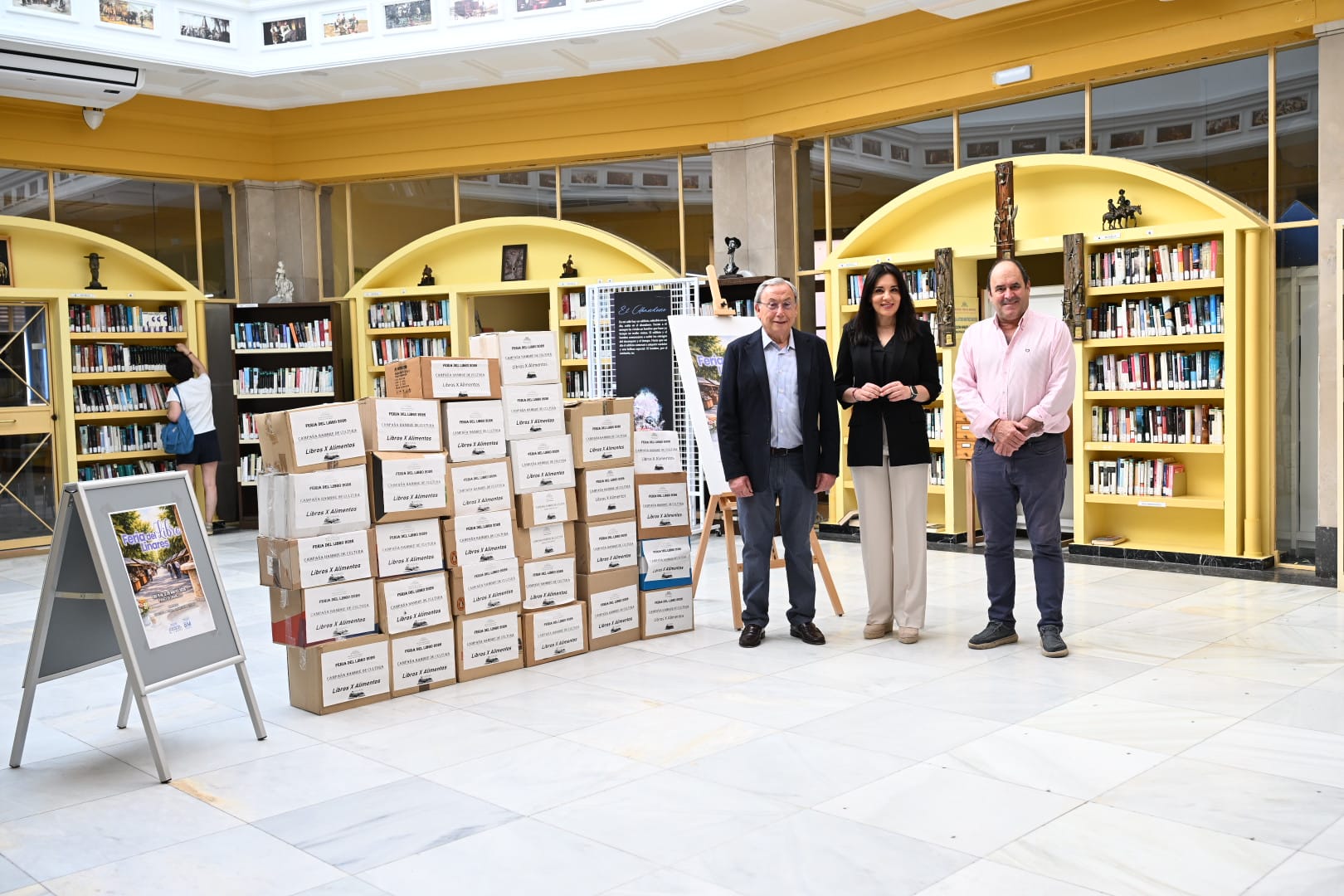 La campaña solidaria ‘Hambre de cultura’ vuelve a triunfar en la Feria del Libro con 31 cajas de alimentos para Cáritas
