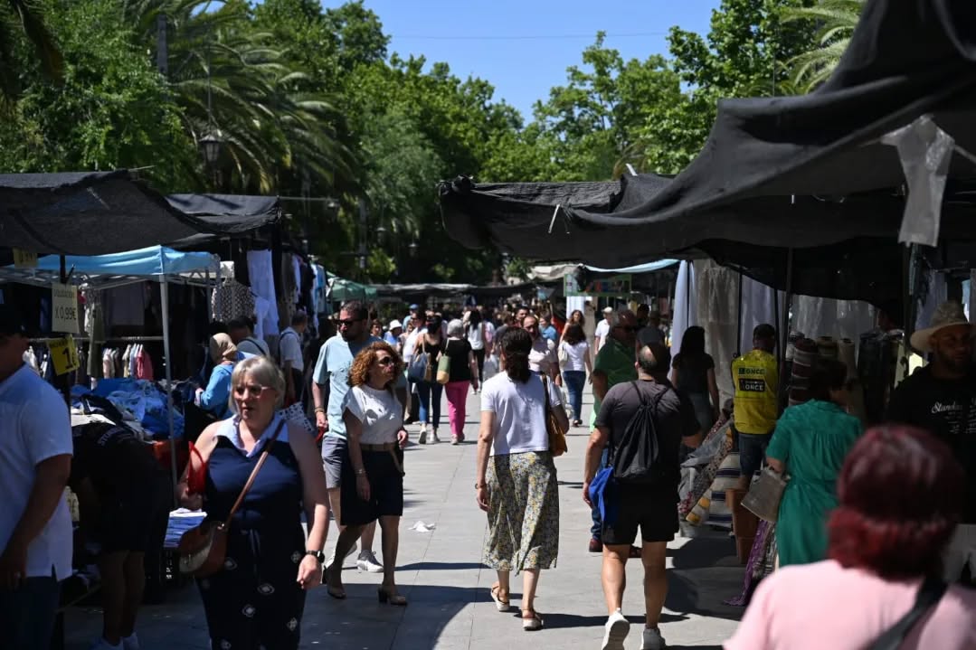 Imagen de El Paseo de Linarejos vive la primera jornada especial de Mercadillo con horario ampliado
