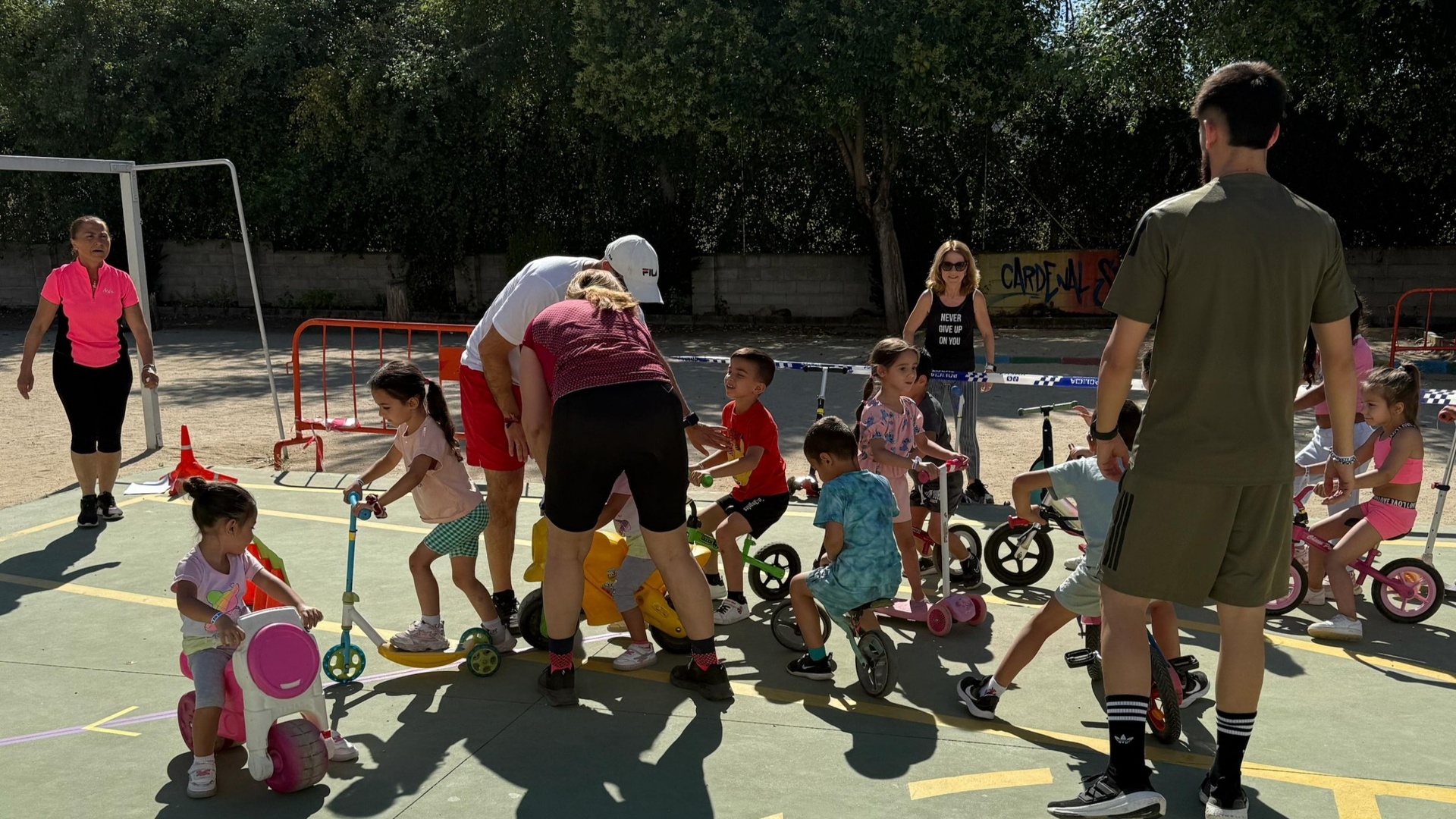 Imagen de Los alumnos del Cardenal Spínola hacen realidad su sueño y llenan de bicicletas las calles de El Cerro