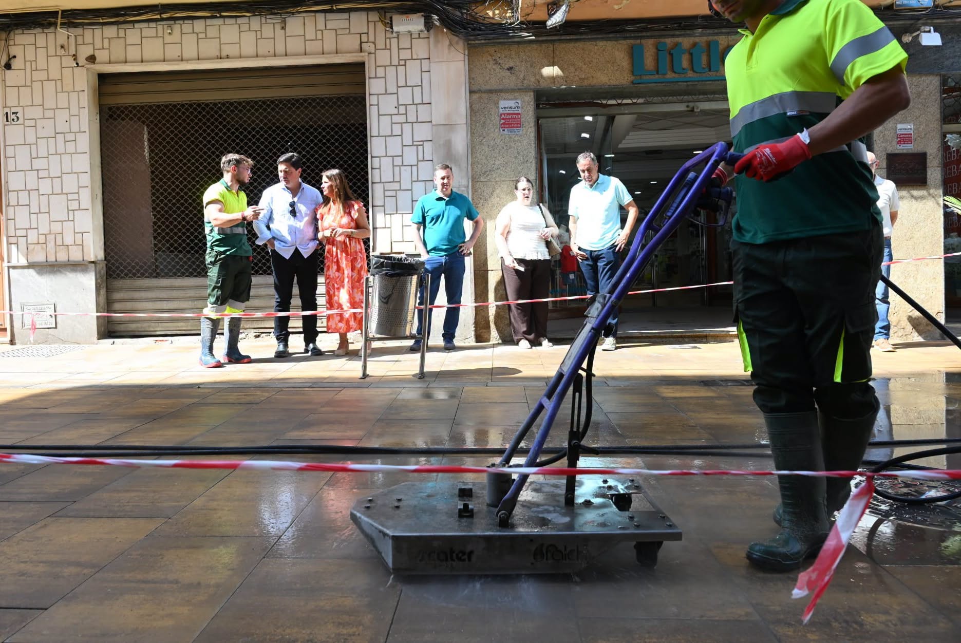 Imagen de El Ayuntamiento de Linares intensifica la limpieza de calles con actuaciones especiales contra la suciedad incrustada