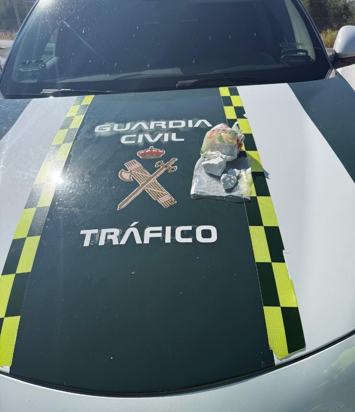 Imagen de La Guardia Civil ha detenido a una persona por los supuestos delitos de conducción temeraria y tráfico de drogas.