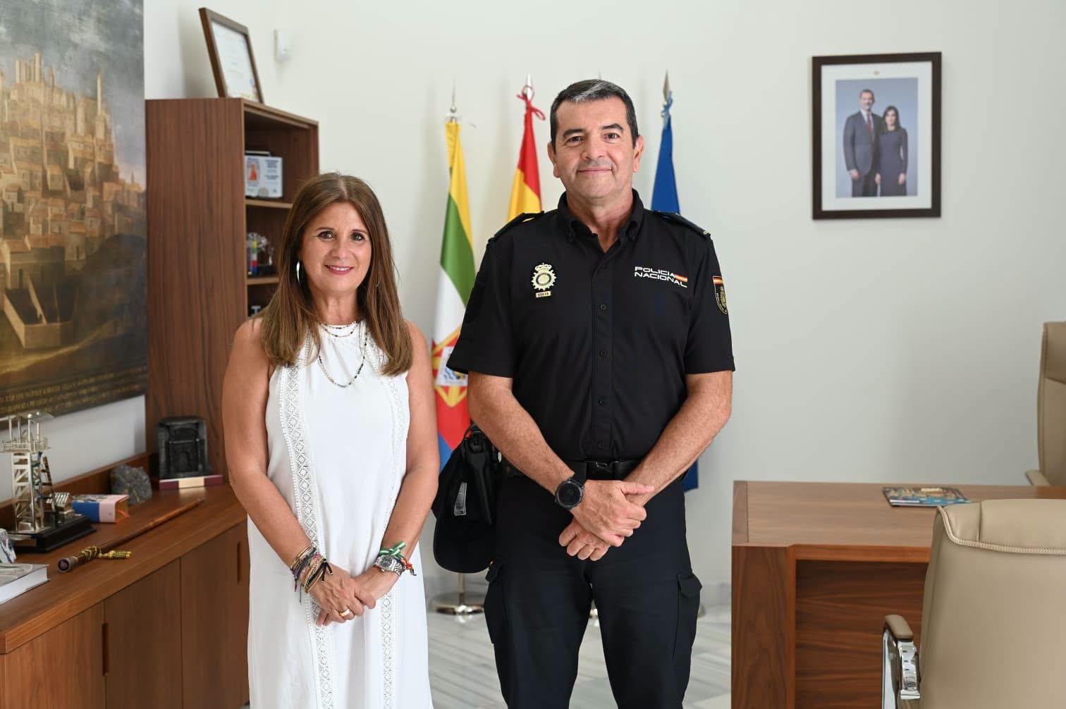 Imagen de La alcaldesa de Linares recibe en el Palacio Municipal al nuevo comisario jefe de la Policía Nacional