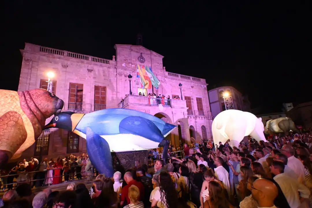 Imagen de Linares se llena de alegría, música y color con la cabalgata inaugural de la Real Feria de San Agustín 2026