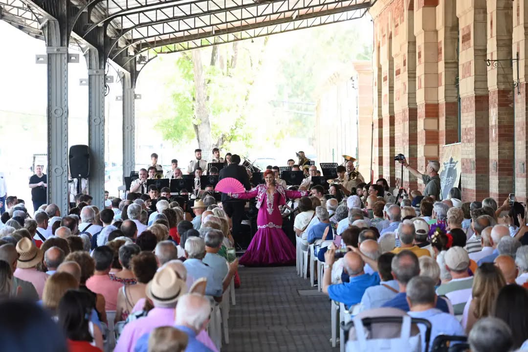 Imagen de La música llena de público el andén de la Estación de Madrid con el concierto de la Agrupación Musical de Linares "1875"