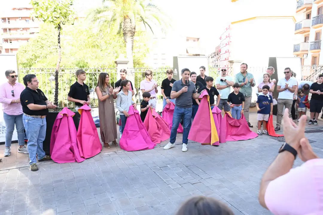 Imagen de El Paseo de los Toreros se llena de ambiente festivo con el IV Encierro Taurino Infantil y la Exhibición de Pases de Salón