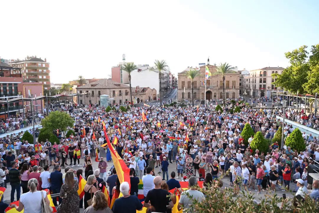 Linares muestra su solidaridad con Ceuta con una concentración en la Plaza del Ayuntamiento