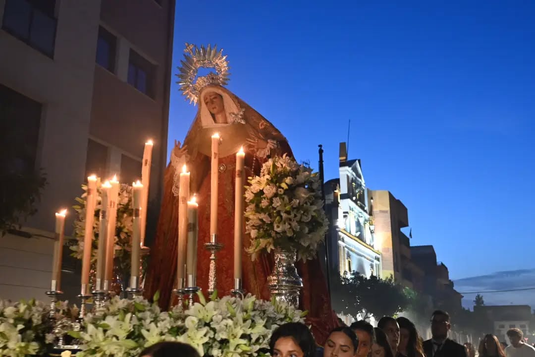 Imagen de La Hermandad de los Estudiantes culmina los cultos a la Virgen de la Consolación con un rosario de candelas